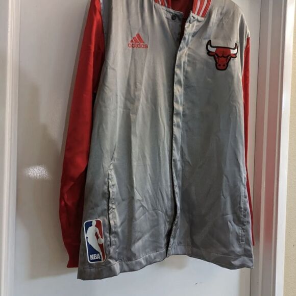 2014 Chicago Bulls Warmup Jacket Silver And Red Size L - Picture 1 of 8